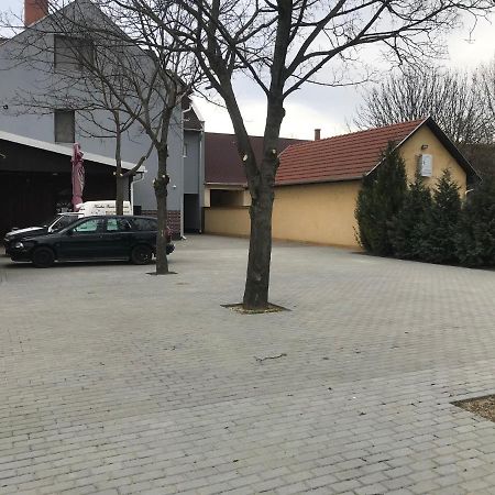 Kerekes Panzio Es Etterem Bed & Breakfast Balmazújváros Dış mekan fotoğraf