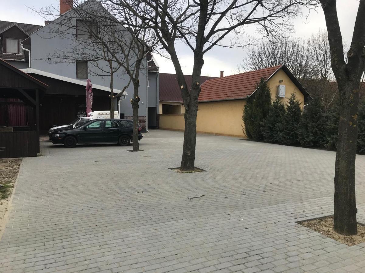 Kerekes Panzio Es Etterem Bed & Breakfast Balmazújváros Dış mekan fotoğraf