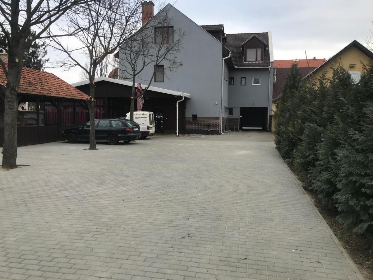 Kerekes Panzio Es Etterem Bed & Breakfast Balmazújváros Dış mekan fotoğraf