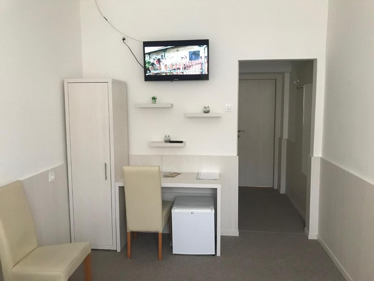 Kerekes Panzio Es Etterem Bed & Breakfast Balmazújváros Dış mekan fotoğraf