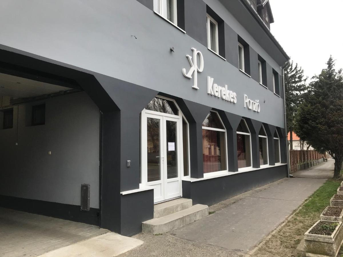 Kerekes Panzio Es Etterem Bed & Breakfast Balmazújváros Dış mekan fotoğraf