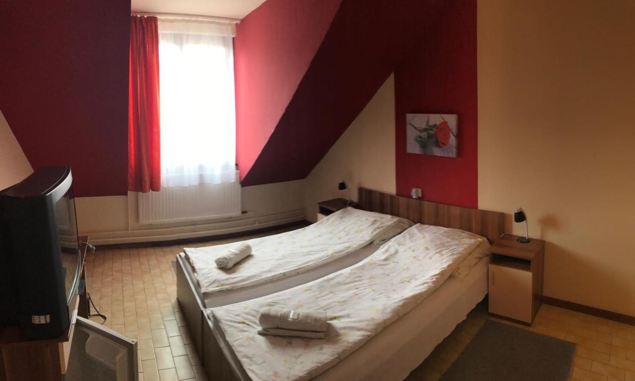 Kerekes Panzio Es Etterem Bed & Breakfast Balmazújváros Dış mekan fotoğraf