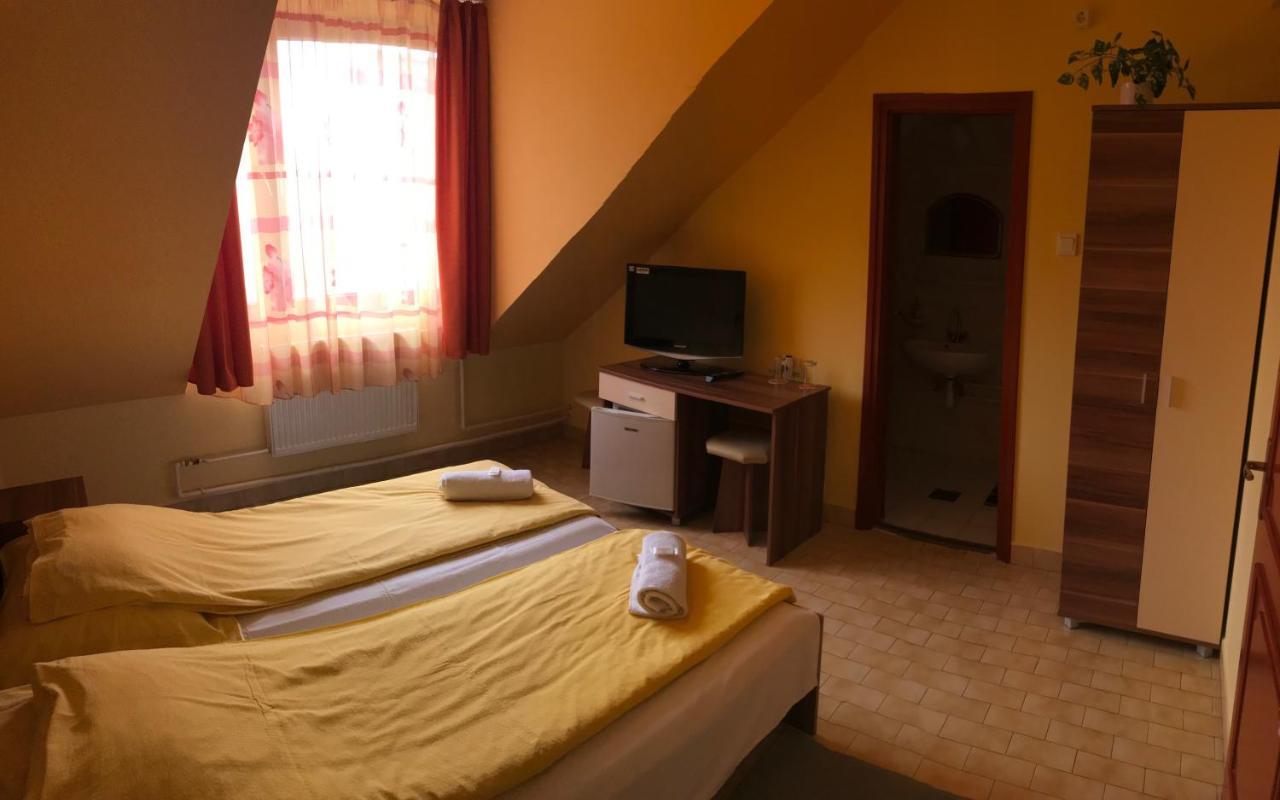 Kerekes Panzio Es Etterem Bed & Breakfast Balmazújváros Dış mekan fotoğraf