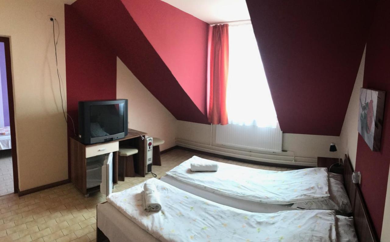 Kerekes Panzio Es Etterem Bed & Breakfast Balmazújváros Dış mekan fotoğraf