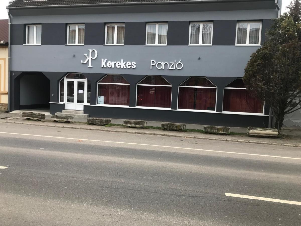Kerekes Panzio Es Etterem Bed & Breakfast Balmazújváros Dış mekan fotoğraf