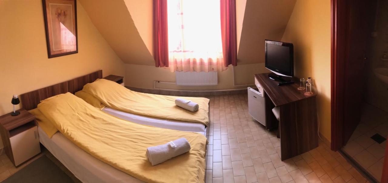 Kerekes Panzio Es Etterem Bed & Breakfast Balmazújváros Dış mekan fotoğraf